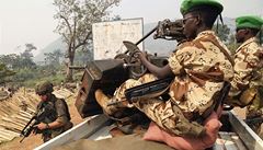Mezinárodní vojenské síly v SAR. Vlevo francouzský voják, vpravo příslušníci mírových sil Africké unie z Čadu. | na serveru Lidovky.cz | aktuální zprávy