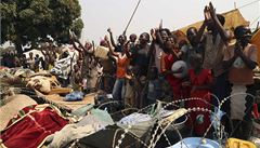 St�edoafri�ané oslavují odstoupení prezidenta Michela Djotodii.