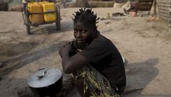 Mlad matka v uprchlickm tboe na letiti v Bangui ohv zbytky re pro sv dti.