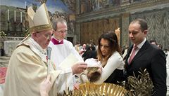 Další papežovo gesto. Nakojte své děti, vyzval matky v Sixtinské kapli