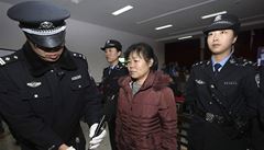 Odsouzená čínská lékařka Čang Šu-sia (uprostřed). | na serveru Lidovky.cz | aktuální zprávy