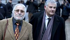 Dave Lee Travis (vlevo) p�ichází k budov� soudu.