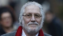 Bývalá moderátorská hv�zda Dave Lee Travis se p�ed londýnským soudem zpovídá z obvin�ní, �e sexuáln� zneu�il minimáln� 11 dívek a �en.