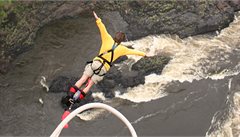 Jeden ze zá�itk� u Viktoriiných vodopád� je 111 m hluboký bungee jumping.