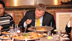 Starosta New Yorku během návštěvy jedné z restaurací jedl vidličkou a nožem, zatímco správný Newyorčan by ji měl jíst rukama.