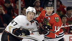 Johnathan Toews (Chicago), vpravo, v souboji s Hampusem Lindhomem (Anaheim), vlevo.