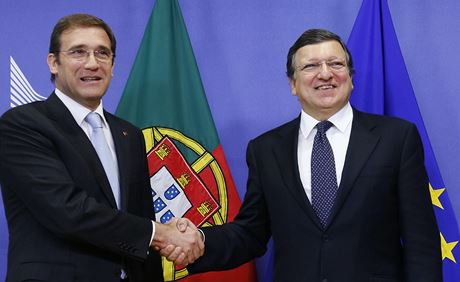 Portugalský premiér Coelho si podává ruku s pedsedou Evropské komise Barrosem.