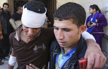 Podle agentury Reuters lo o sebevraedný atentát, který spáchal útoník s bombami v aut na parkoviti ped velitelstvím káhirské policie ve tvrti Báb al-Chalk. 
