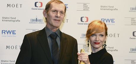 Jiří Schmitzer převzal cenu za nejlepší mužský herecký výkon v hlavní roli za film Jako nikdy, vpravo je herečka Anna Geislerová, která mu cenu předala.