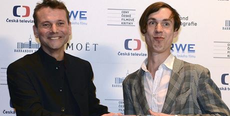 Reisr Bohdan Blhovec (vpravo) pevzal cenu za nejlep dokumentrn film za snmek Show!, vlevo je Radim paek.