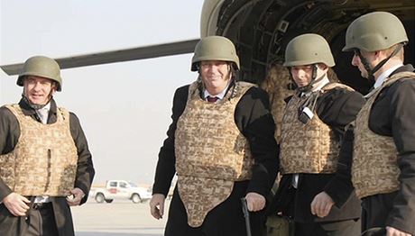 Zeman neekan piletl za eskmi vojky do Afghnistnu. Jako prvn prezident
