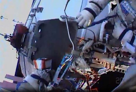 Kosmonauti pi instalaci kamer na ISS.