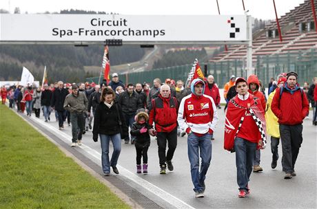 Schumacherovi fanouci na závodním okruhu.