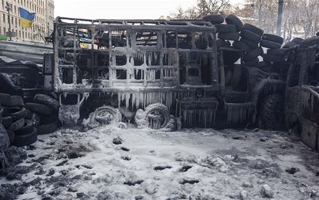 Kyjevskho mrazu vyuvaj demonstranti ku svmu prospchu: barikdy polvaj vodou a zpevuj ledem.