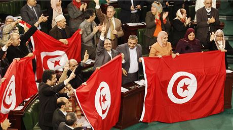 Tunistí poslanci oslavují schálení nové ústavy.