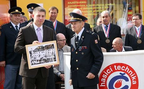 Budoucí éf úadu vlády Pavel Dvoák (vlevo s obrazem)