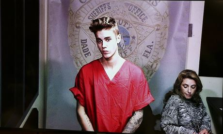 Justin Bieber byl zadren policií kvli divoké jízd pod vlivem alkoholu a marihuany