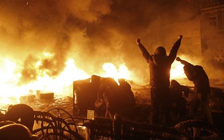 V Kyjev se stetli demonstranti s policií, vzplály barikády