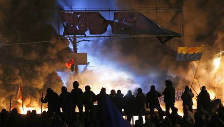 Boje mezi policií a protivládními demonstranty eskalují