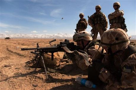 etí vojáci pi stelb z kulometu MINIMI v Afghánistánu