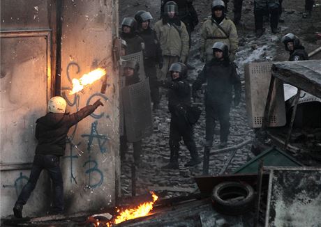 Oblíbená zbra demonstrant - Molotovv koktejl.