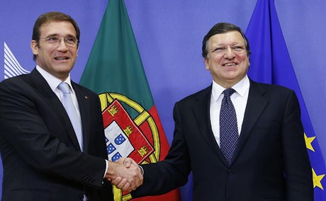Portugalský premiér Coelho si podává ruku s pedsedou Evropské komise Barrosem.