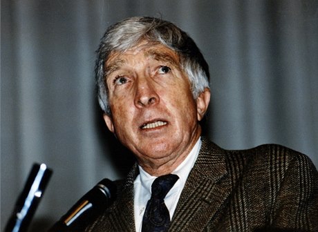 Ped pti lety zemel americký spisovatel John Updike 