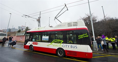 Autobus bude dobíjet baterie z tramvajových trolejí. Na stee má umístn sbra, který pipojí na konené k traknímu vedení a v prbhu deseti a 15 minut je baterie nabitá. 