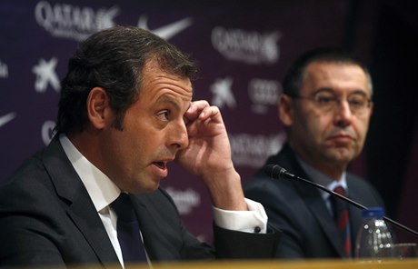 Sandro Rosell (vlevo) na mimoádné tiskové konferenci.