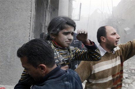 Válka v Aleppu. Tato dívka pila bhem náletu o oba rodie.