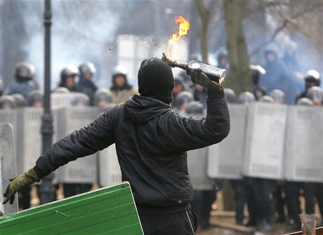 Demonstrant elí nastoupeným policistm Molotovovým koktejlem. Karty v Kyjev jsou jasn rozdané, a navzdory davu protestujících jich vtinu drí v ruce vláda.