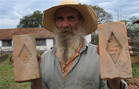 Farmá Jose Ricardo Rosa Maciel s "nacistickými" cihlami, které objevil na pozemku farmy Cruzeiro do Sul.
