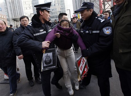 Policie zadruje Liou chun-sia, která demonstrovala na podporu souzeného opoziního aktivisty Sü '-junga. 