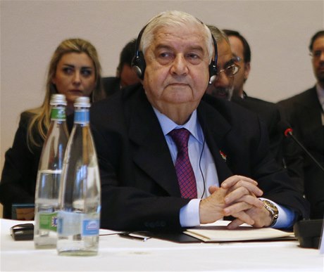 Syrský ministr zahranií Valíd Mualim na pedbných mírových rozhovorech ve výcarském Montreaux.