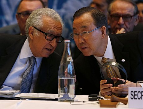 Zvlátní zmocnnec OSN pro Sýrii Lachdar Brahímí (vlevo) s generálním tajemníkem OSN Pan Ki-munem na mírové konferenci o Sýrii.