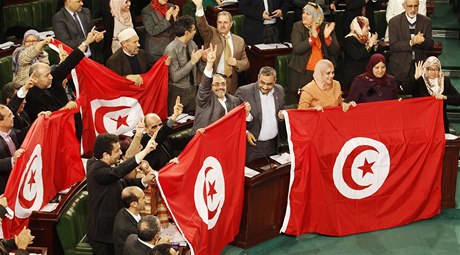 Tunistí poslanci oslavují schálení nové ústavy.