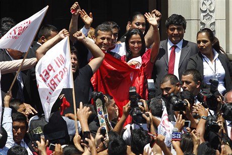 Peruánci ped sídlem vlády v Lim oslavují verdikt soudu OSN, který rozhodl ve vci sporné moské hranice s Chile. Uprosted prezident Ollanta Humala s první dámou Nadine Herediovou. 