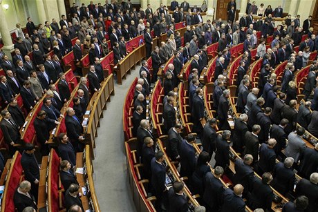 Mimoádné zasedání ukrajinského parlamentu. 