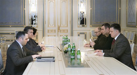 Prezident Viktor Janukovy (vlevo uprosted) jedná s opoziními pedáky (vpravo) Arsenijem Janukovyem, Vitalijem Klikem a Olehem ahnybokem.