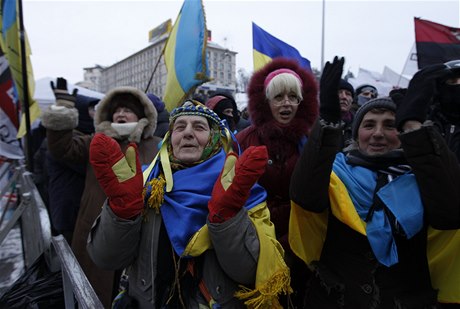 Protivládní demonstranti oslavují pád ukrajinské vlády.