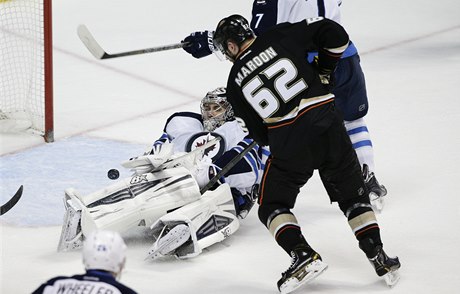 Ondej Pavelec steí bránu Winnipegu proti Patricku Maroonovi z Anaheimu.