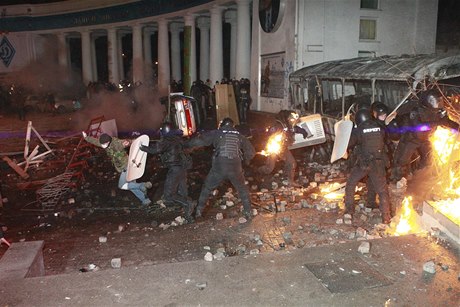 Demonstranti ve stetu s poádkovou policií