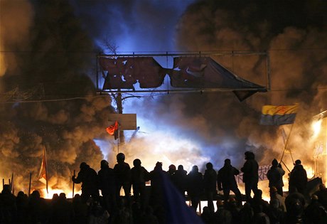 Boje mezi policií a protivládními demonstranty eskalují