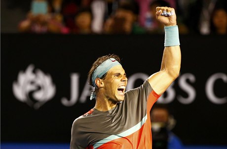 Nadal slaví triumf nad Federerem.