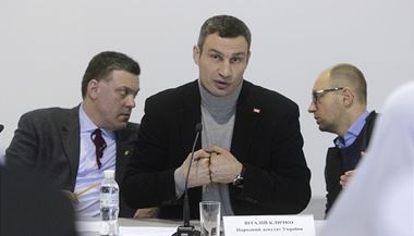 Oleg Ťahnybok, Vitalij KLičko a Arsenij Jaceňuk.
