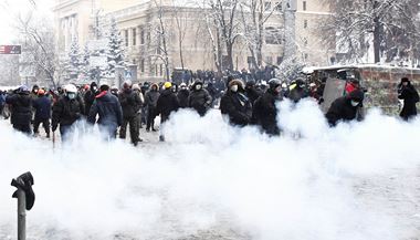 Policie to slzotvornm plynem, demonstranti se chrn vtinou tky.