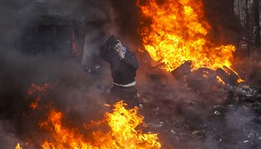 Nkte demonstranti maj plynov masky, jinm nezbv, ne si obliej chrnit roukami nebo pouhou lou.