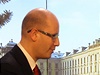 Premiér Bohuslav Sobotka s expremiérem Jiím Rusnokem.