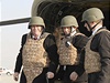 Zeman neekan piletl za eskmi vojky do Afghnistnu. Jako prvn prezident