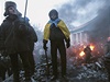 Pouliní válka v Kyjev: dav zaútoil na budovu plnou policist